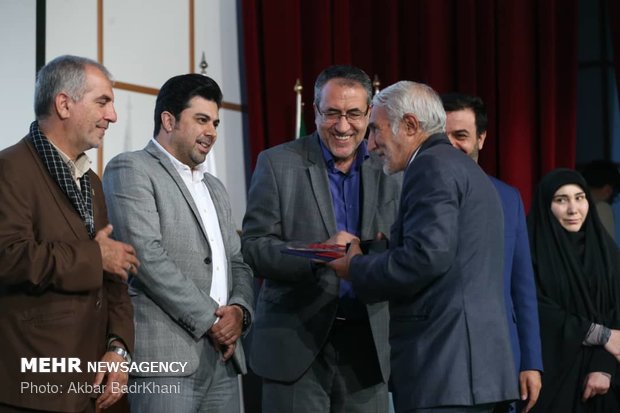 تقدیر از خانواده های شهدای دوران دفاع مقدس دانشگاه علوم پزشکی شهید بهشتی در محفل «مهمانی لاله ها»
