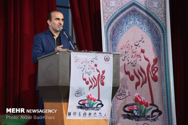 تقدیر از خانواده های شهدای دوران دفاع مقدس دانشگاه علوم پزشکی شهید بهشتی در محفل «مهمانی لاله ها»