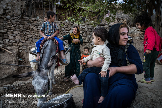 Life goes on in Kermanshah quake-hit areas