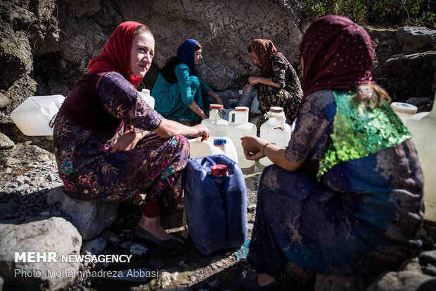 نبود آب آشامیدنی سالم یکی از بزرگترین مشکلات این روستا است. زنان روستا هر روز باید زمان زیادی را صرف پر کردن دبه های آب برای مصرف شرب روزانه کنند