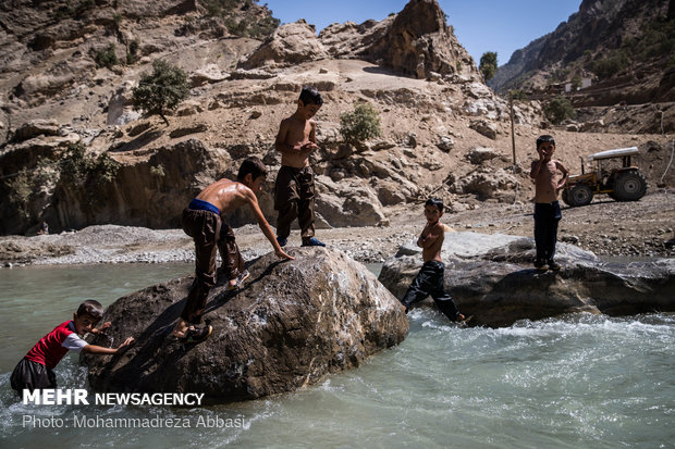 Life goes on in Kermanshah quake-hit areas