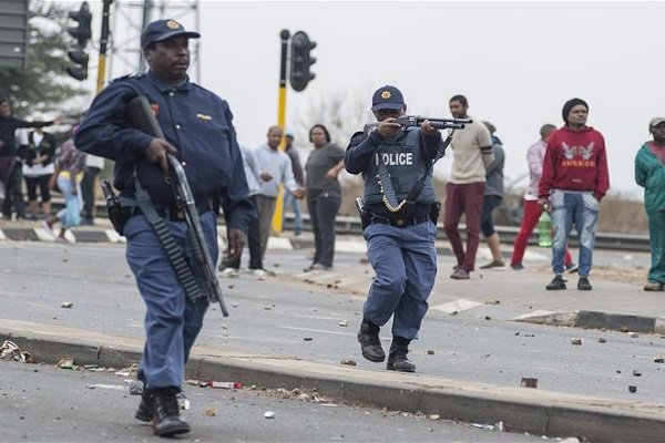 اعتراضات علیه ناامنی در آفریقای جنوبی به خشونت کشیده شد