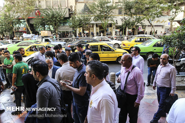 شلوغی بازار ارز میدان فردوسی