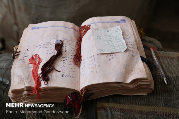 Making carpets in Qom: from dyeing to market