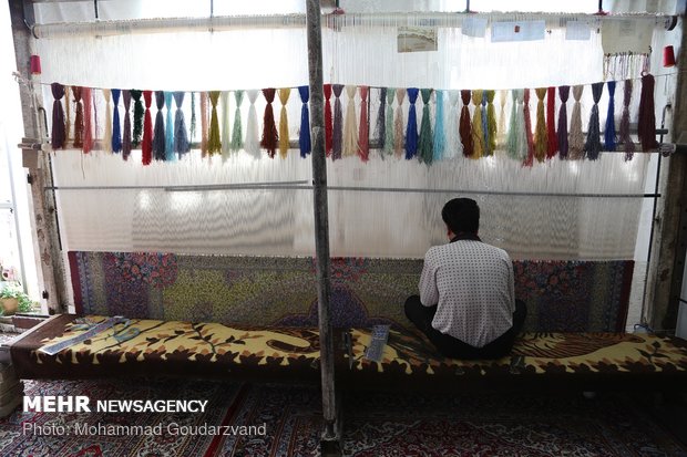 Making carpets in Qom: from dyeing to market