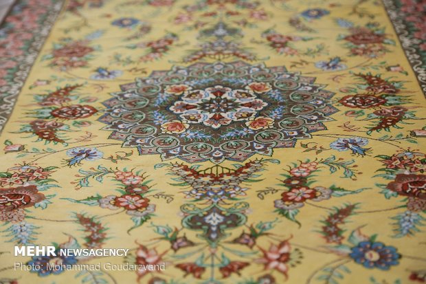 Making carpets in Qom: from dyeing to market