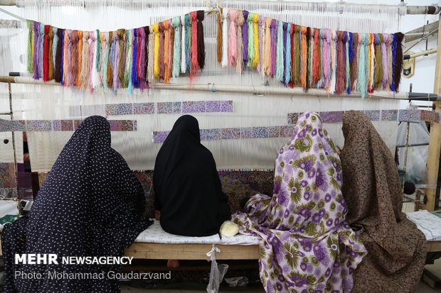 Making carpets in Qom: from dyeing to market