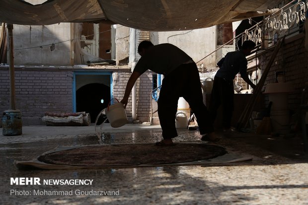 Making carpets in Qom: from dyeing to market