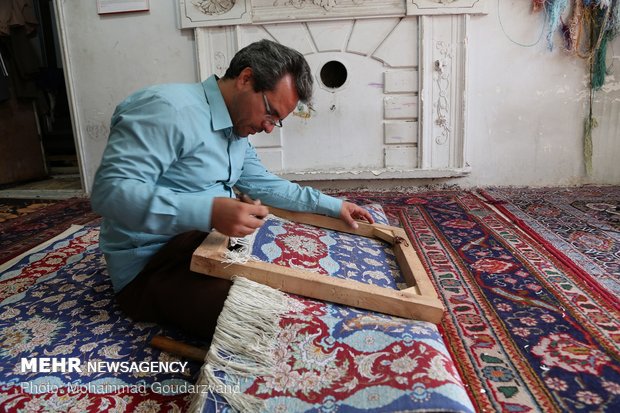 Making carpets in Qom: from dyeing to market