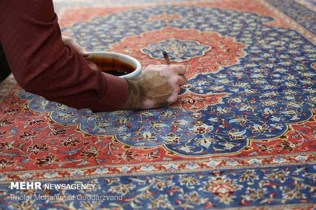 Making carpets in Qom: from dyeing to market