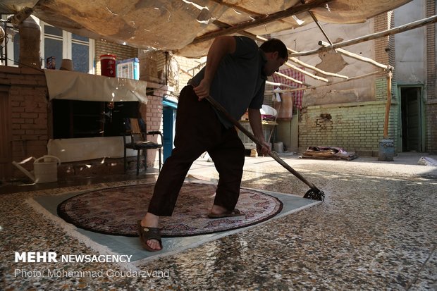 Making carpets in Qom: from dyeing to market