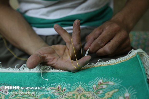 Making carpets in Qom: from dyeing to market