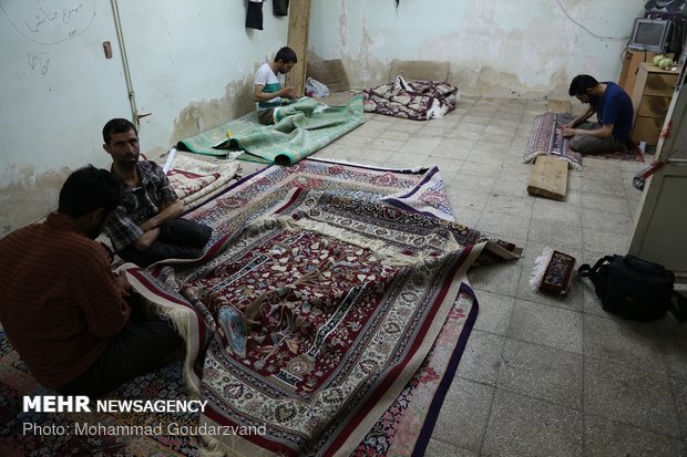 Making carpets in Qom: from dyeing to market