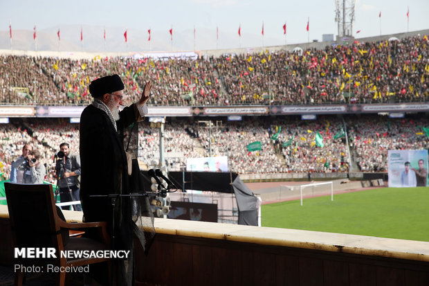 Devrim Lideri Azadi Stadyum'da gençlere hitap etti