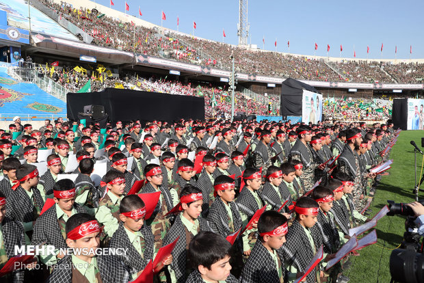 قائد الثورة الاسلامية في ملتقى قوات التعبئة في طهران 