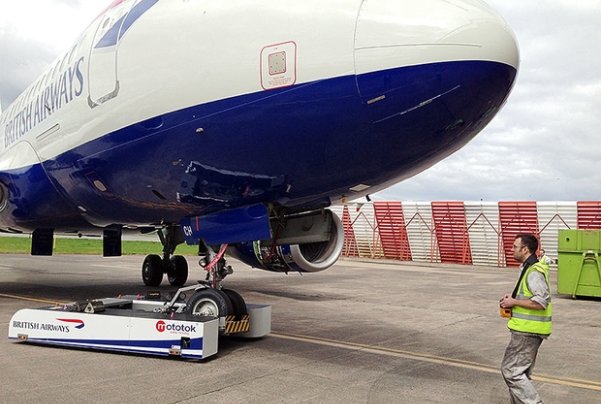 رباتی که هواپیمای ۱۳۰ تنی را حرکت می دهد
