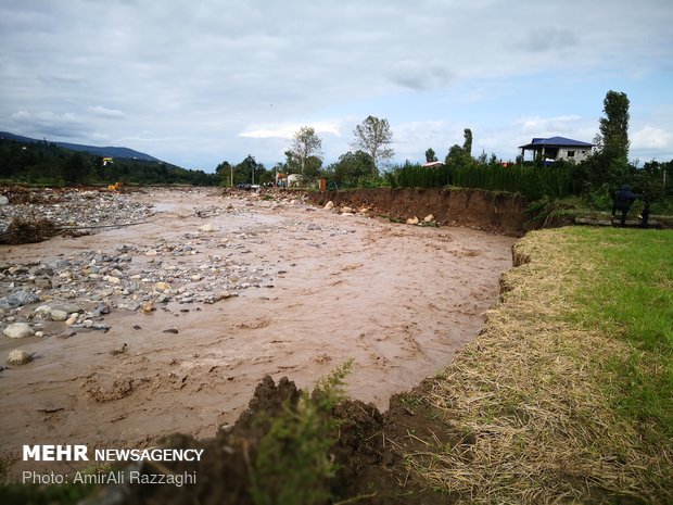 Flash floods sweep away people's houses in northern Iran
