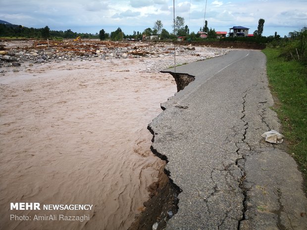 Flash floods sweep away people's houses in northern Iran
