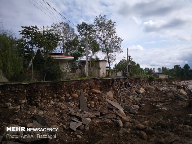 Flash floods sweep away people's houses in northern Iran
