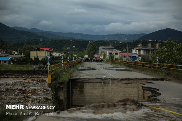 Flash floods sweep away people's houses in northern Iran
