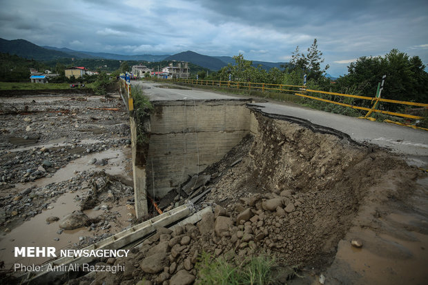 Flash floods sweep away people's houses in northern Iran
