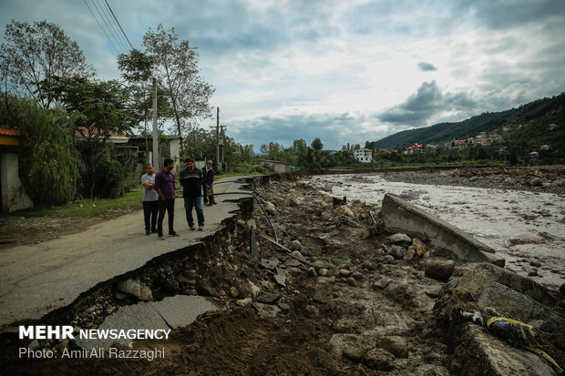 Flash floods sweep away people's houses in northern Iran
