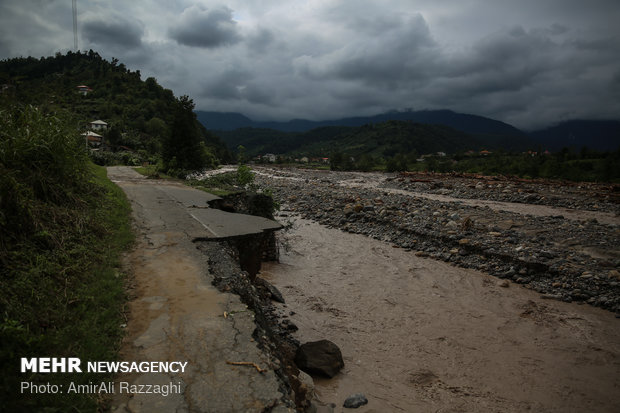 Flash floods sweep away people's houses in northern Iran
