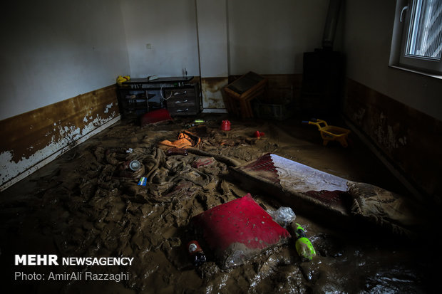 Flash floods sweep away people's houses in northern Iran
