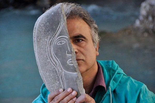 قصه هنرمندی که از روستا و جزیره سردرآورد/ خلاف جهت آب شنا می‌کنم