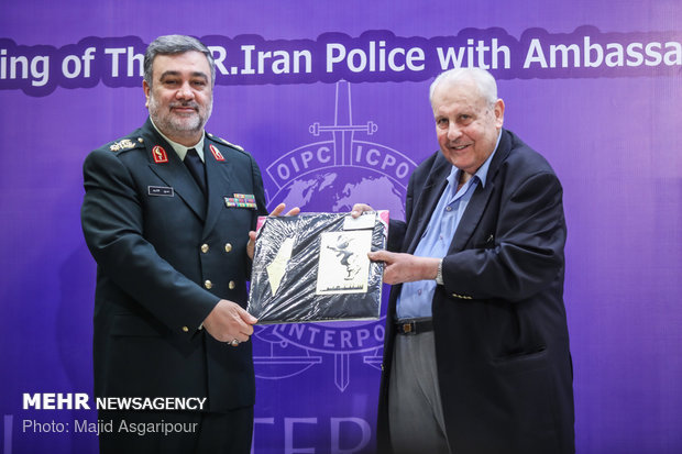 لقاء قائد الشرطة الايراني والسفراء الأجانب المقيمين في طهران