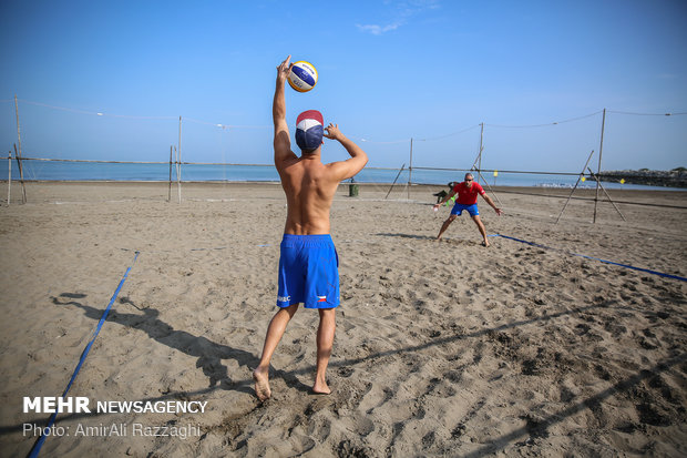 Hazar Denizi kıyısında plaj voleybolu