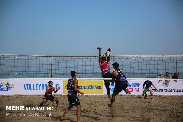 Hazar Denizi kıyısında plaj voleybolu