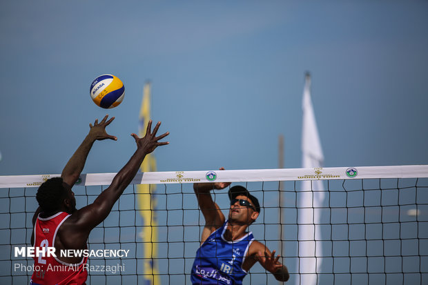 Hazar Denizi kıyısında plaj voleybolu