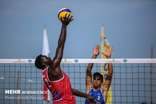 Hazar Denizi kıyısında plaj voleybolu