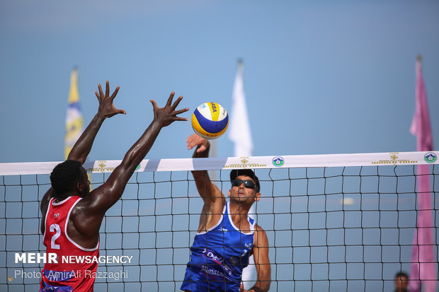 Hazar Denizi kıyısında plaj voleybolu