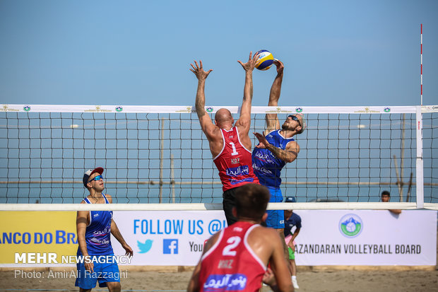 Hazar Denizi kıyısında plaj voleybolu
