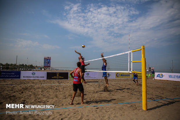 Hazar Denizi kıyısında plaj voleybolu
