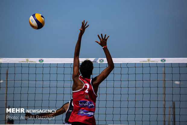 Hazar Denizi kıyısında plaj voleybolu