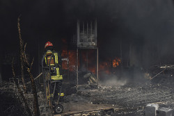 حریق خودروها در کیانمهر کرج؛ ۶۵ نفر نجات یافتند