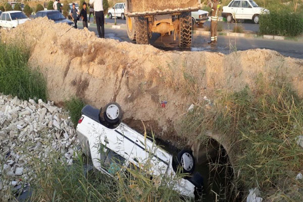 سقوط خودرو پراید به داخل کانال فاضلاب شهر صالحیه/ راننده فوت کرد