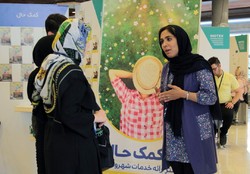 Nina Nikoobakht, founder of the startup, presents her work to customers