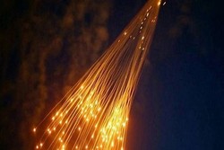 التحالف الدولي يقصف بقنابل الفوسفور الأبيض المحرمة دوليا مدينة هجين بريف دير الزور