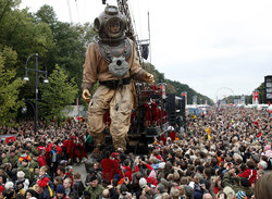 نمایش عروسک های غول پیکر در نقاط مختلف جهان‎