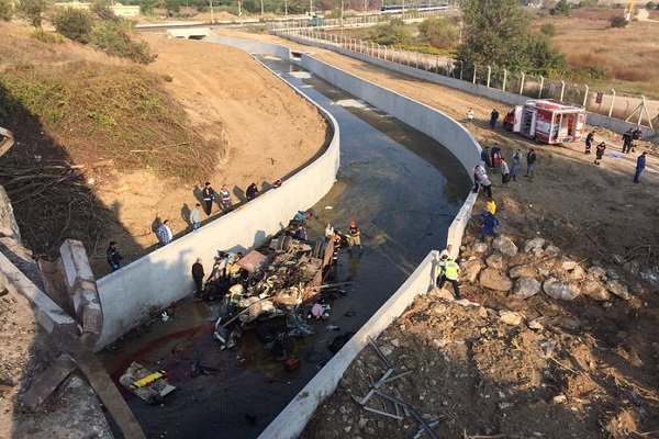 İzmir'de göçmenleri taşıyan kamyon devrildi