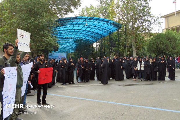تجمع دانشجویان بیرون محل سخنرانی روحانی