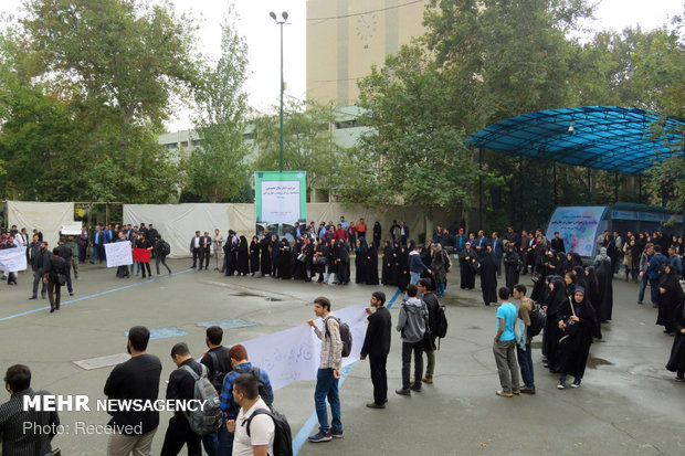 تجمع دانشجویان بیرون محل سخنرانی روحانی