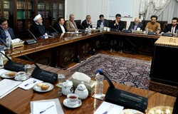 Rouhani hosts meeting with top economists