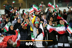 حضور سيدات ايران في ملعب ازادي لتشجيع المنتخب الوطني/فيديو