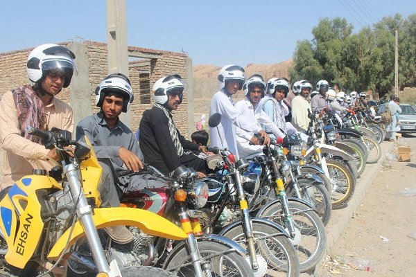 توزیع کلاه ایمنی و شبرنگ مخصوص موتورسیکلت در سیستان وبلوچستان