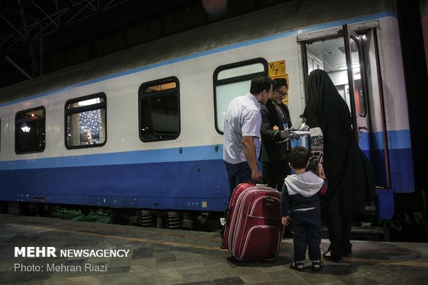انطلاق أول قافلة زوار عبر القطار من طهران للمشاركة بالأربعين الحسيني 
